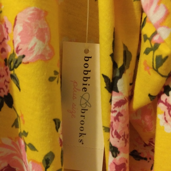 💥SALE💥2 FOR $16 NWT PLUS SIZE Yellow Floral Top - Picture 5 of 6